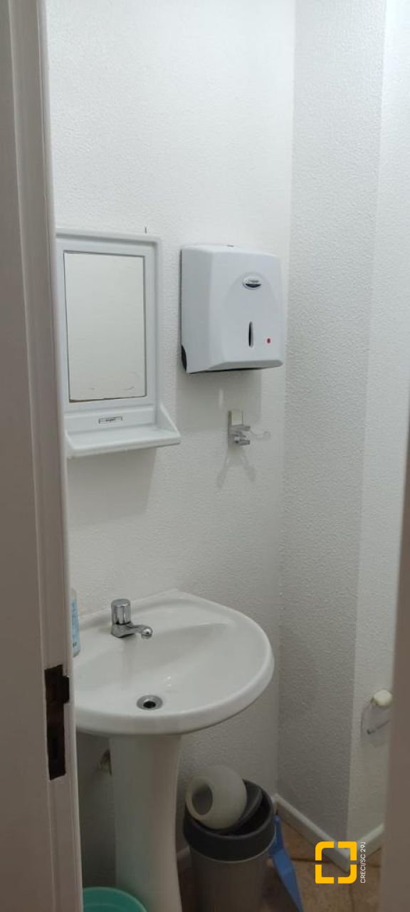 Sala com 30m², 2 garagens, no bairro Centro em Florianópolis