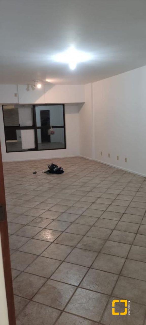 Sala com 30m², 2 garagens, no bairro Centro em Florianópolis