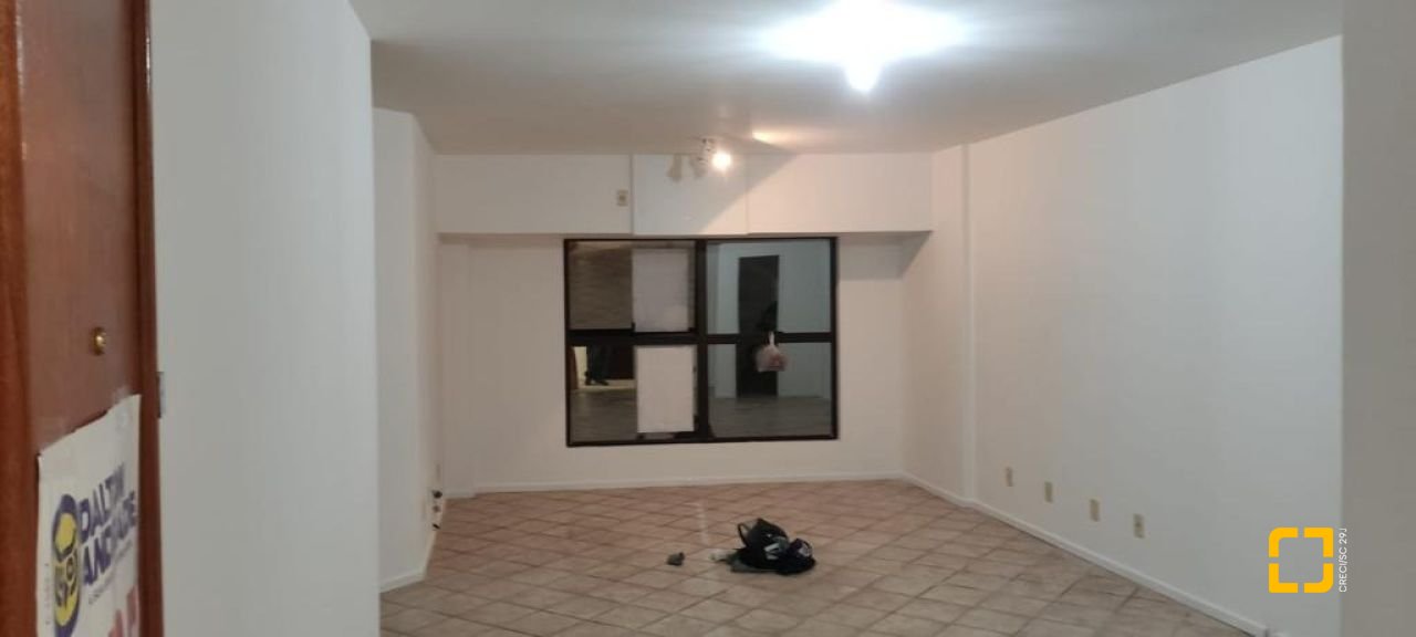 Sala com 30m², 2 garagens, no bairro Centro em Florianópolis
