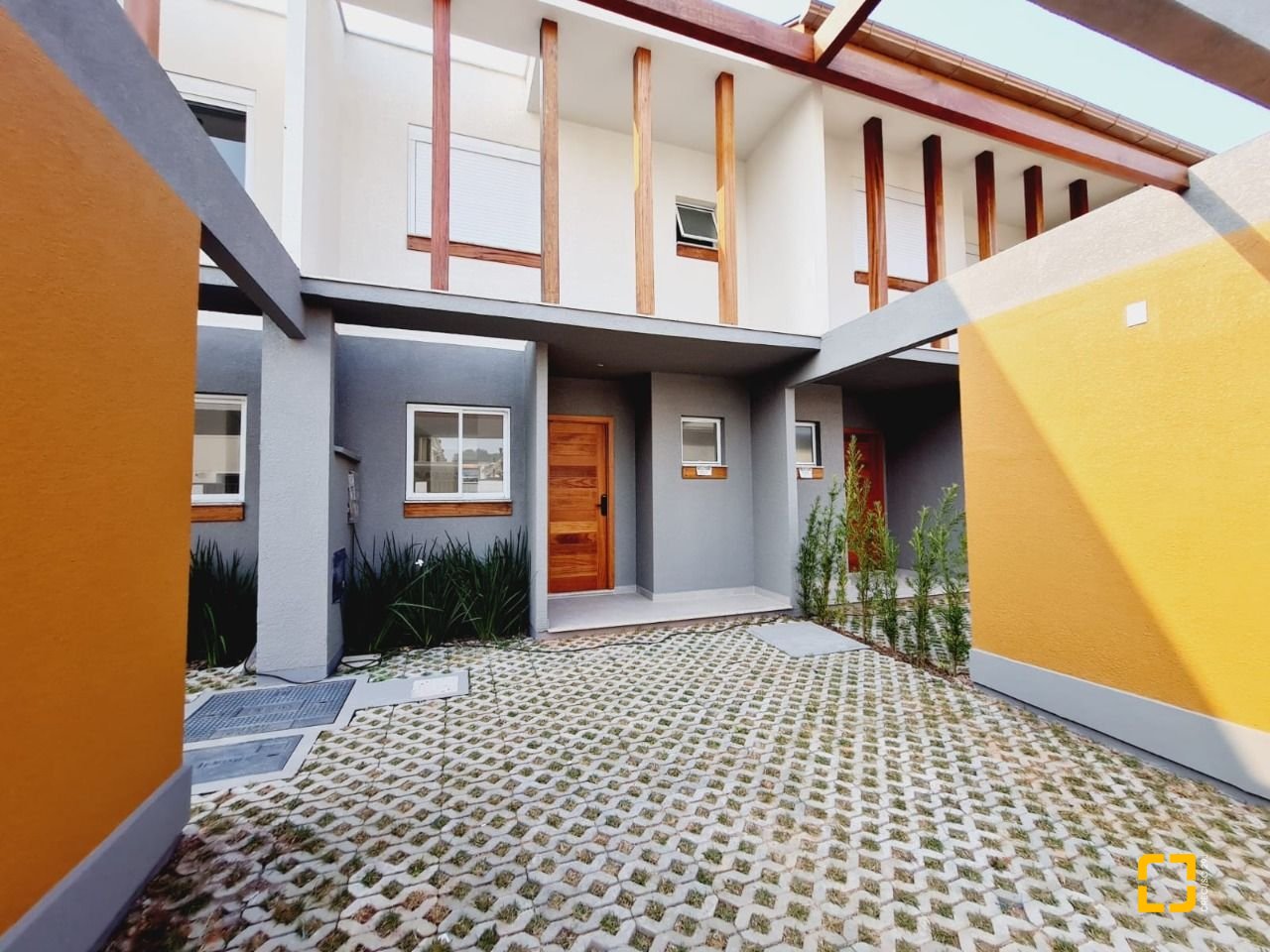 Casa de Condomínio com 78m², 4 quartos (sendo 2 suítes), 2 garagens, no bairro Morro das Pedras em Florianópolis