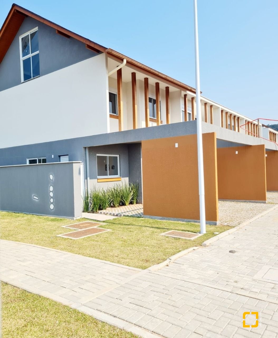Casa de Condomínio com 78m², 4 quartos (sendo 2 suítes), 2 garagens, no bairro Morro das Pedras em Florianópolis