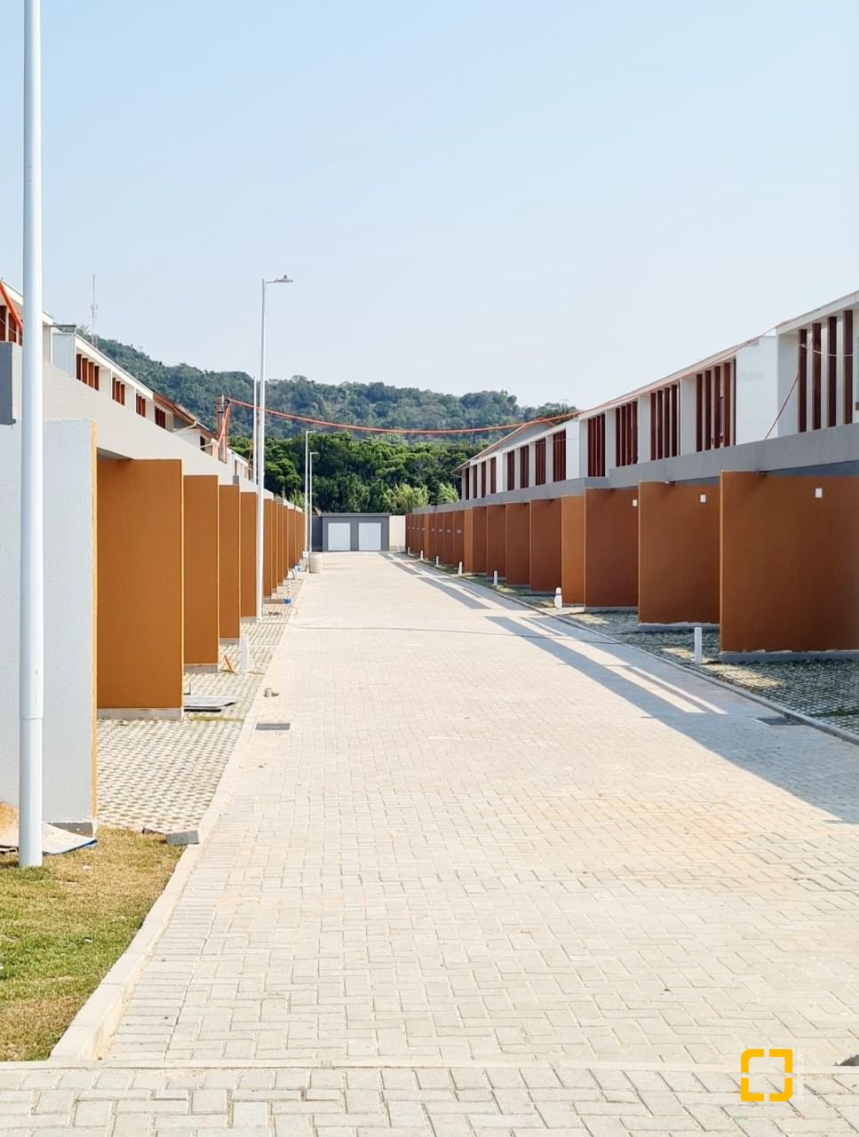 Casa de Condomínio com 78m², 4 quartos (sendo 2 suítes), 2 garagens, no bairro Morro das Pedras em Florianópolis