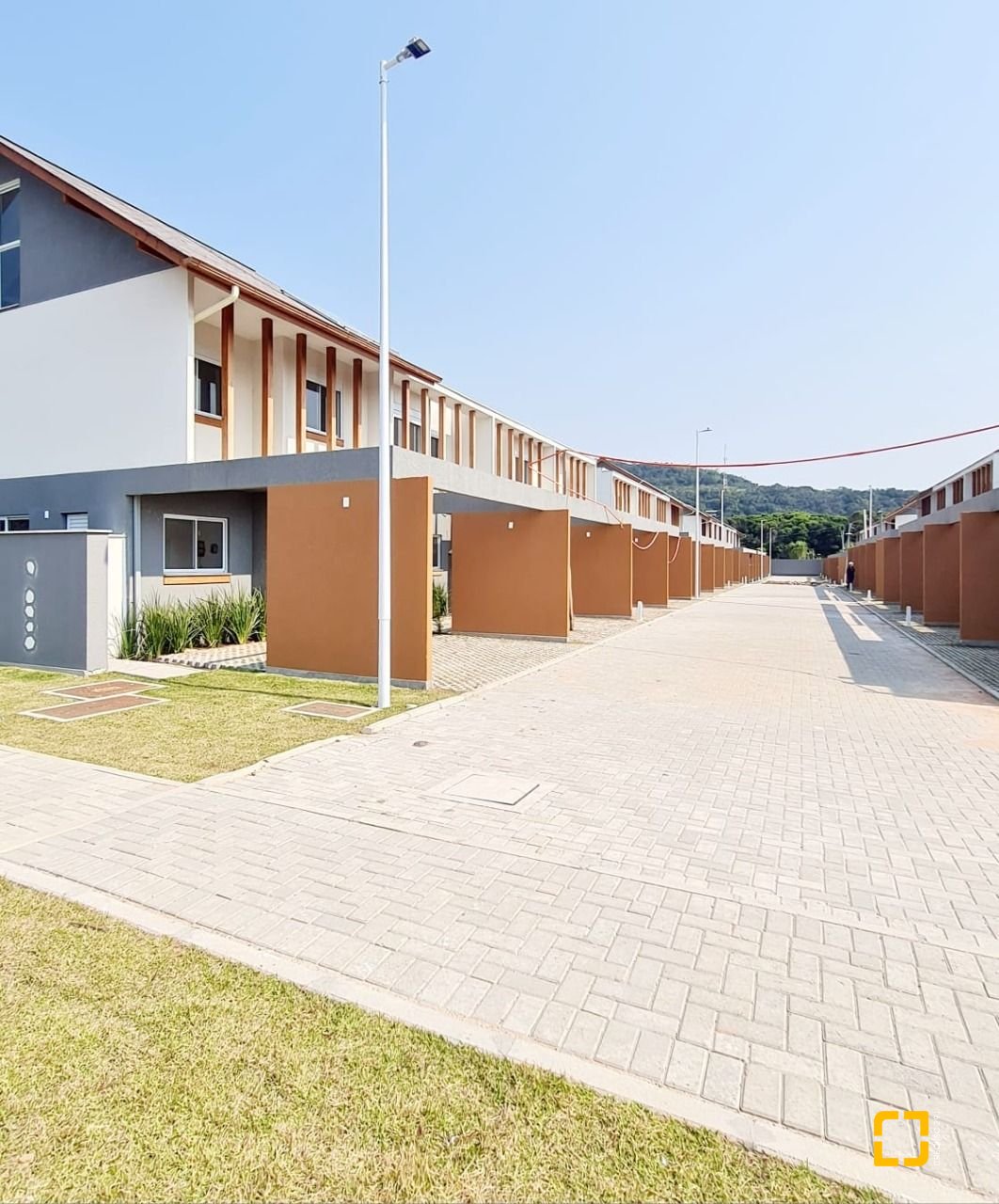 Casa de Condomínio com 78m², 4 quartos (sendo 2 suítes), 2 garagens, no bairro Morro das Pedras em Florianópolis