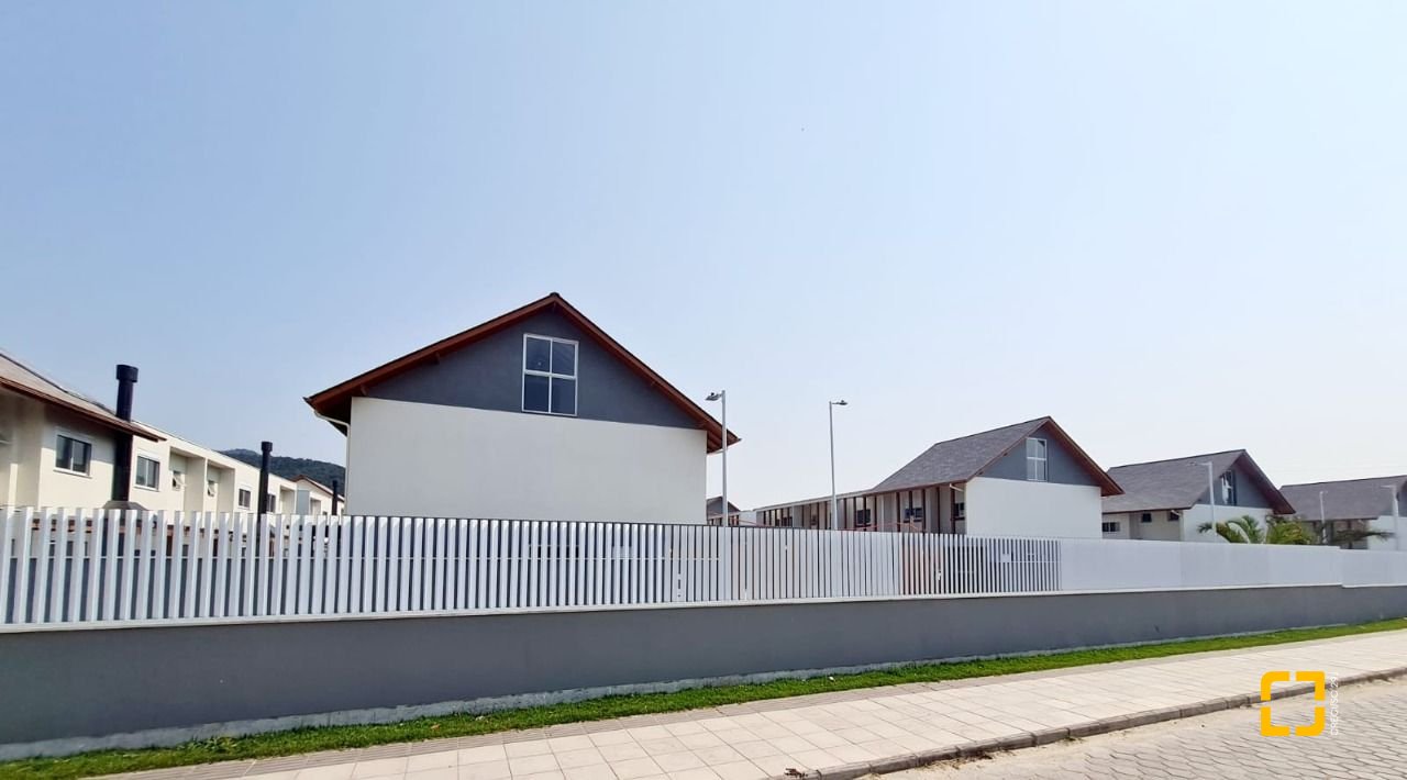 Casa de Condomínio com 78m², 4 quartos (sendo 2 suítes), 2 garagens, no bairro Morro das Pedras em Florianópolis