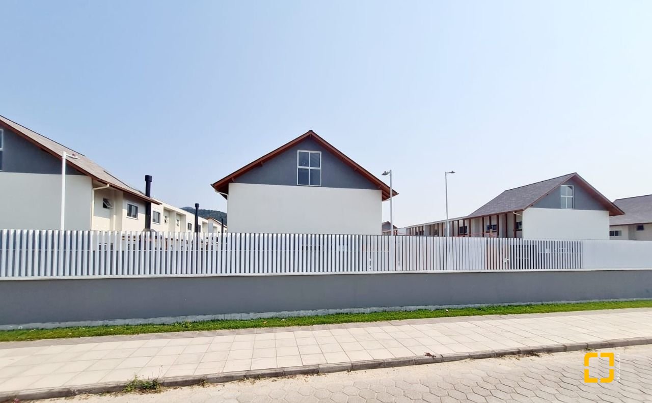 Casa de Condomínio com 78m², 4 quartos (sendo 2 suítes), 2 garagens, no bairro Morro das Pedras em Florianópolis