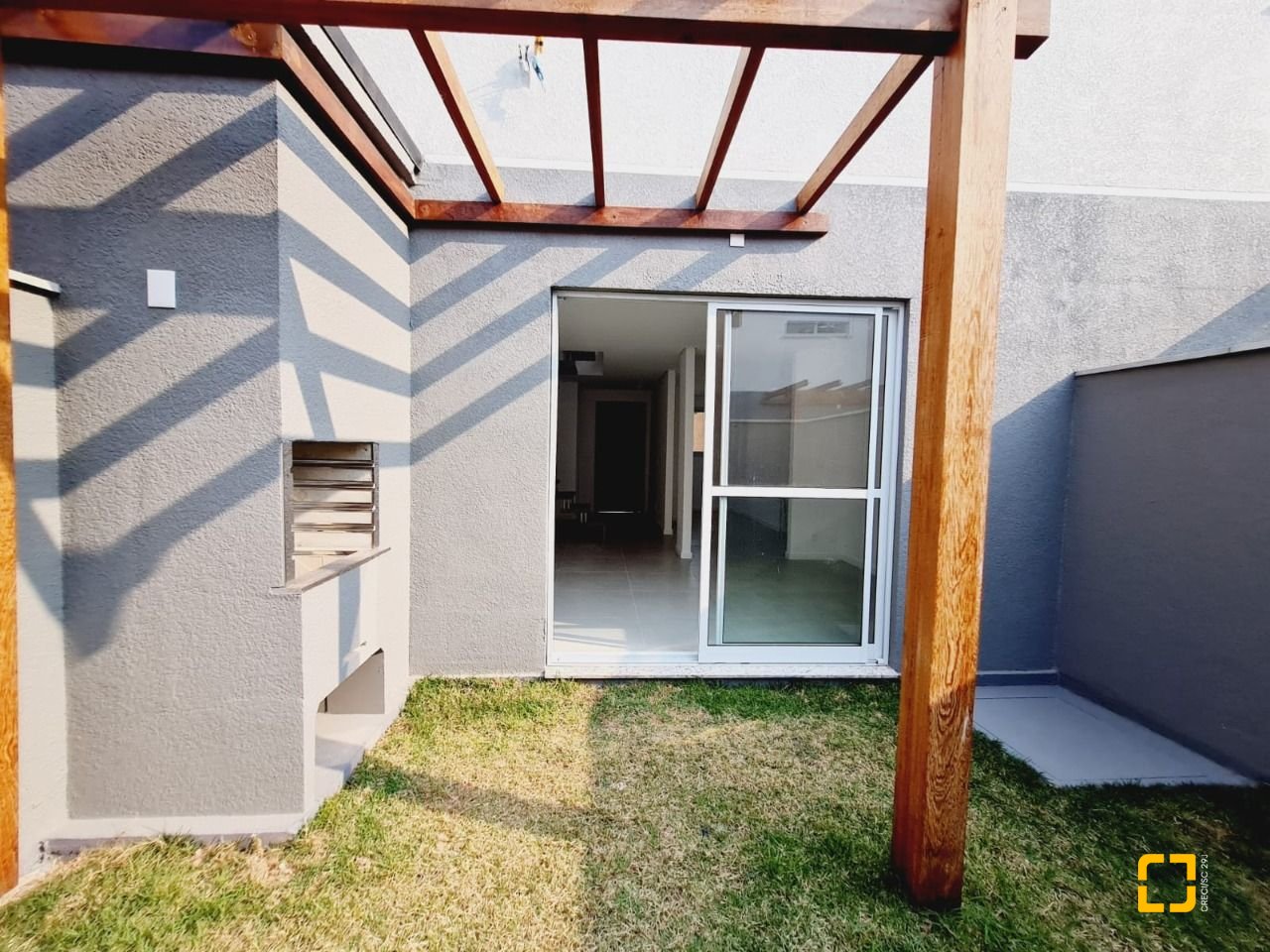 Casa de Condomínio com 78m², 4 quartos (sendo 2 suítes), 2 garagens, no bairro Morro das Pedras em Florianópolis