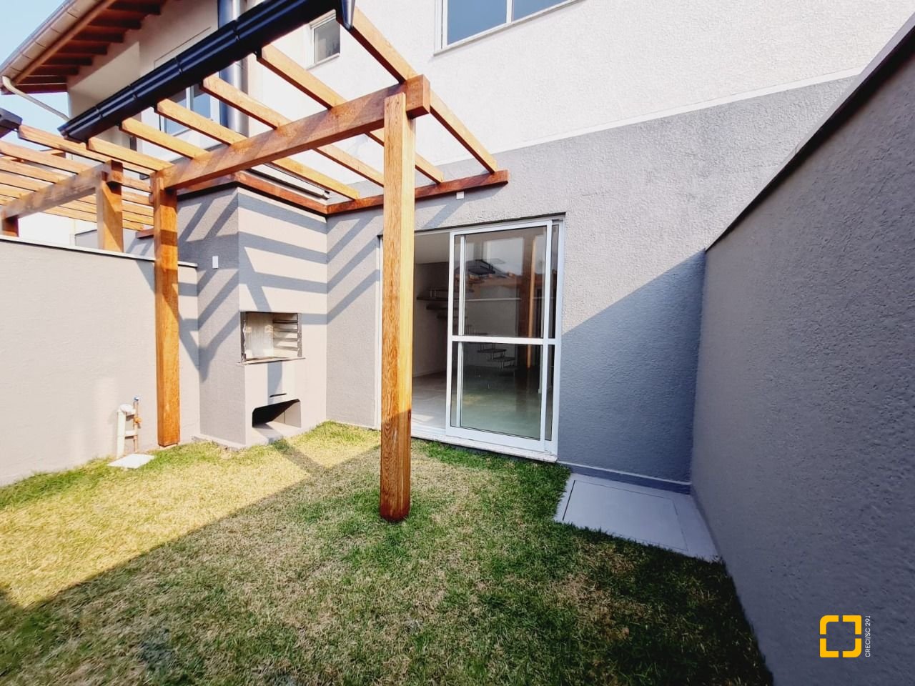 Casa de Condomínio com 78m², 4 quartos (sendo 2 suítes), 2 garagens, no bairro Morro das Pedras em Florianópolis