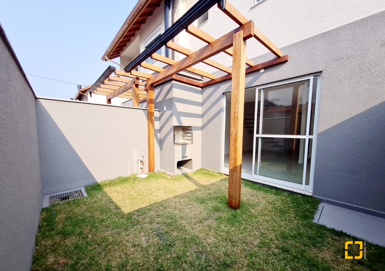 Casa de Condomínio com 78m², 4 quartos (sendo 2 suítes), 2 garagens, no bairro Morro das Pedras em Florianópolis