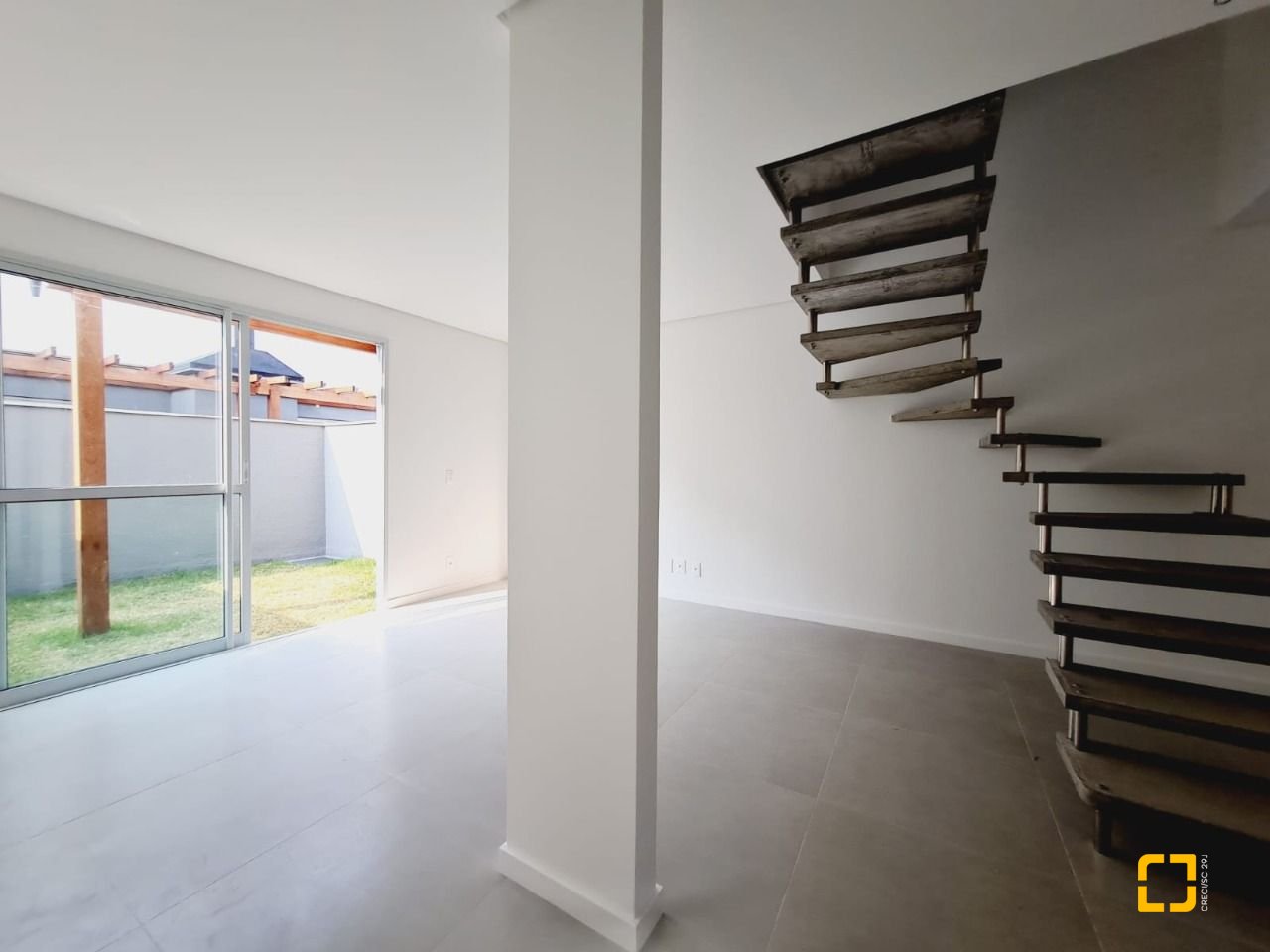 Casa de Condomínio com 78m², 4 quartos (sendo 2 suítes), 2 garagens, no bairro Morro das Pedras em Florianópolis