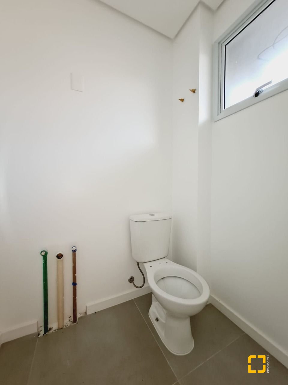 Casa de Condomínio com 78m², 4 quartos (sendo 2 suítes), 2 garagens, no bairro Morro das Pedras em Florianópolis