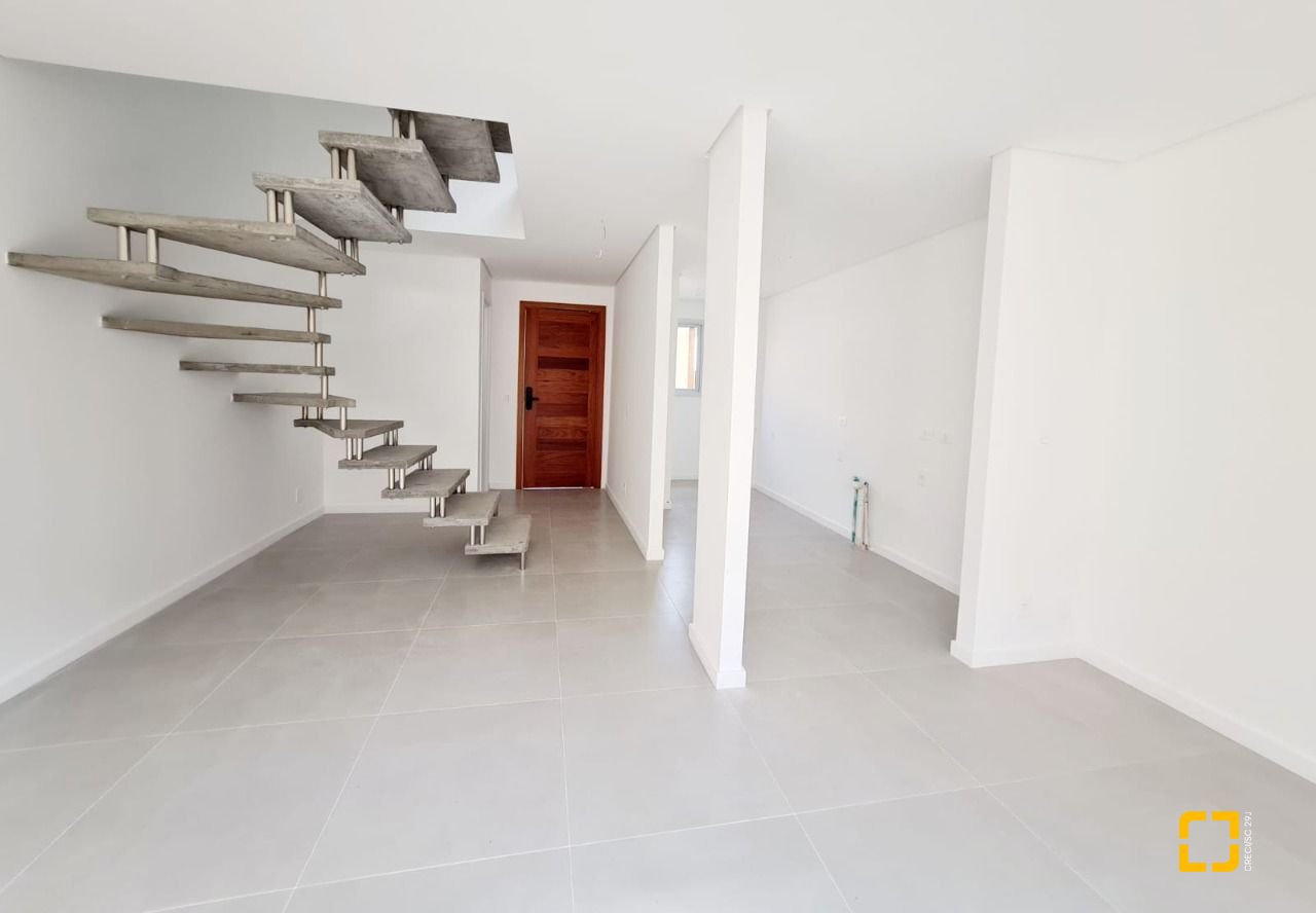 Casa de Condomínio com 78m², 4 quartos (sendo 2 suítes), 2 garagens, no bairro Morro das Pedras em Florianópolis