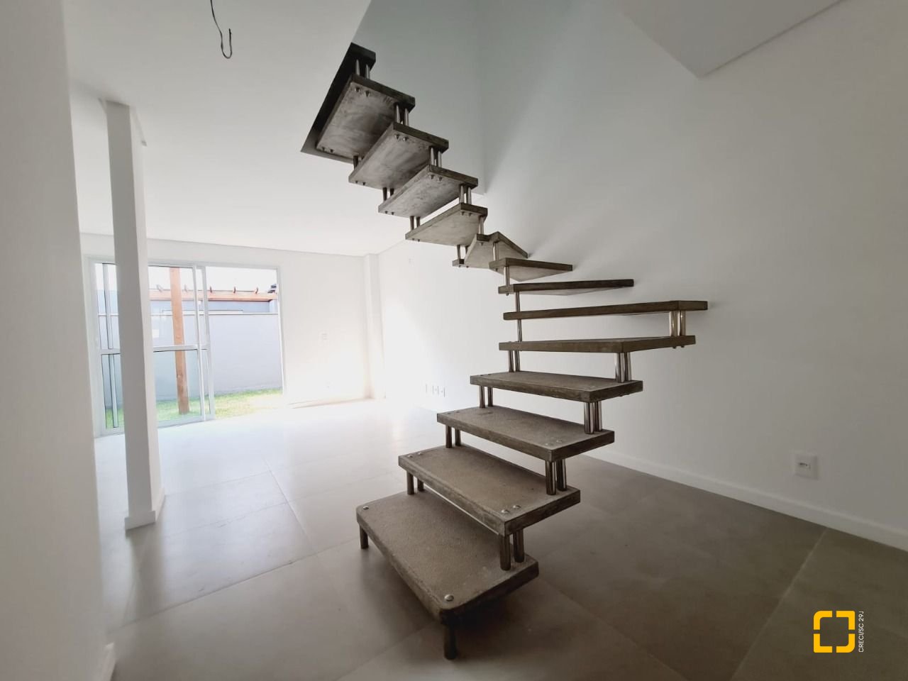 Casa de Condomínio com 78m², 4 quartos (sendo 2 suítes), 2 garagens, no bairro Morro das Pedras em Florianópolis