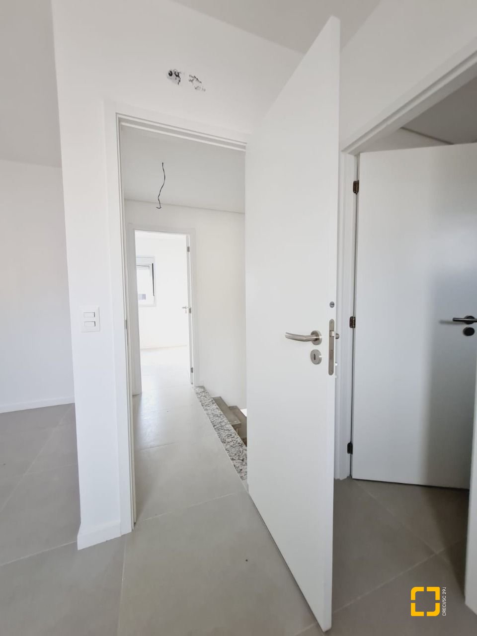 Casa de Condomínio com 78m², 4 quartos (sendo 2 suítes), 2 garagens, no bairro Morro das Pedras em Florianópolis