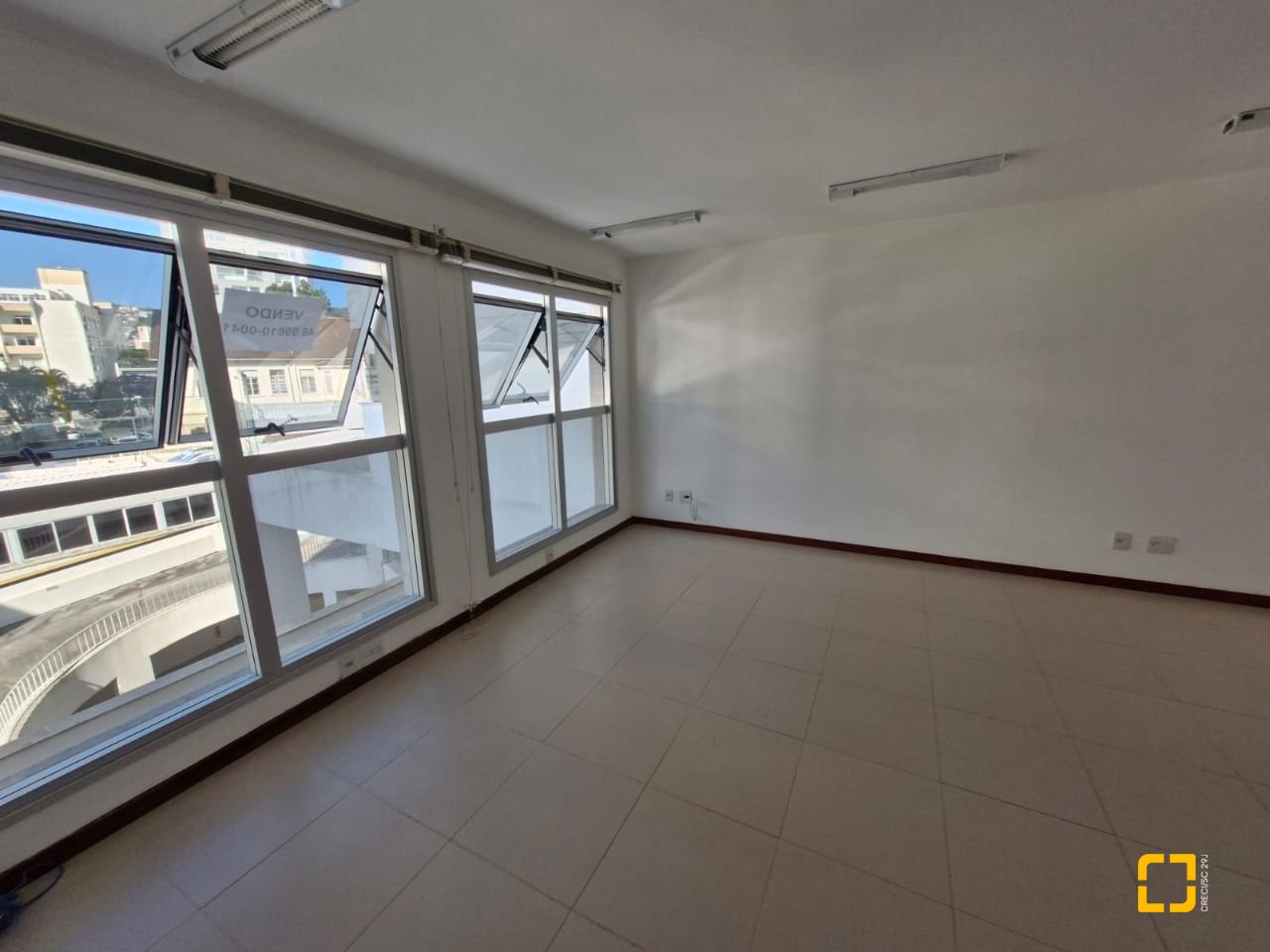 Sala com 31m², 1 garagem, no bairro Centro em Florianópolis