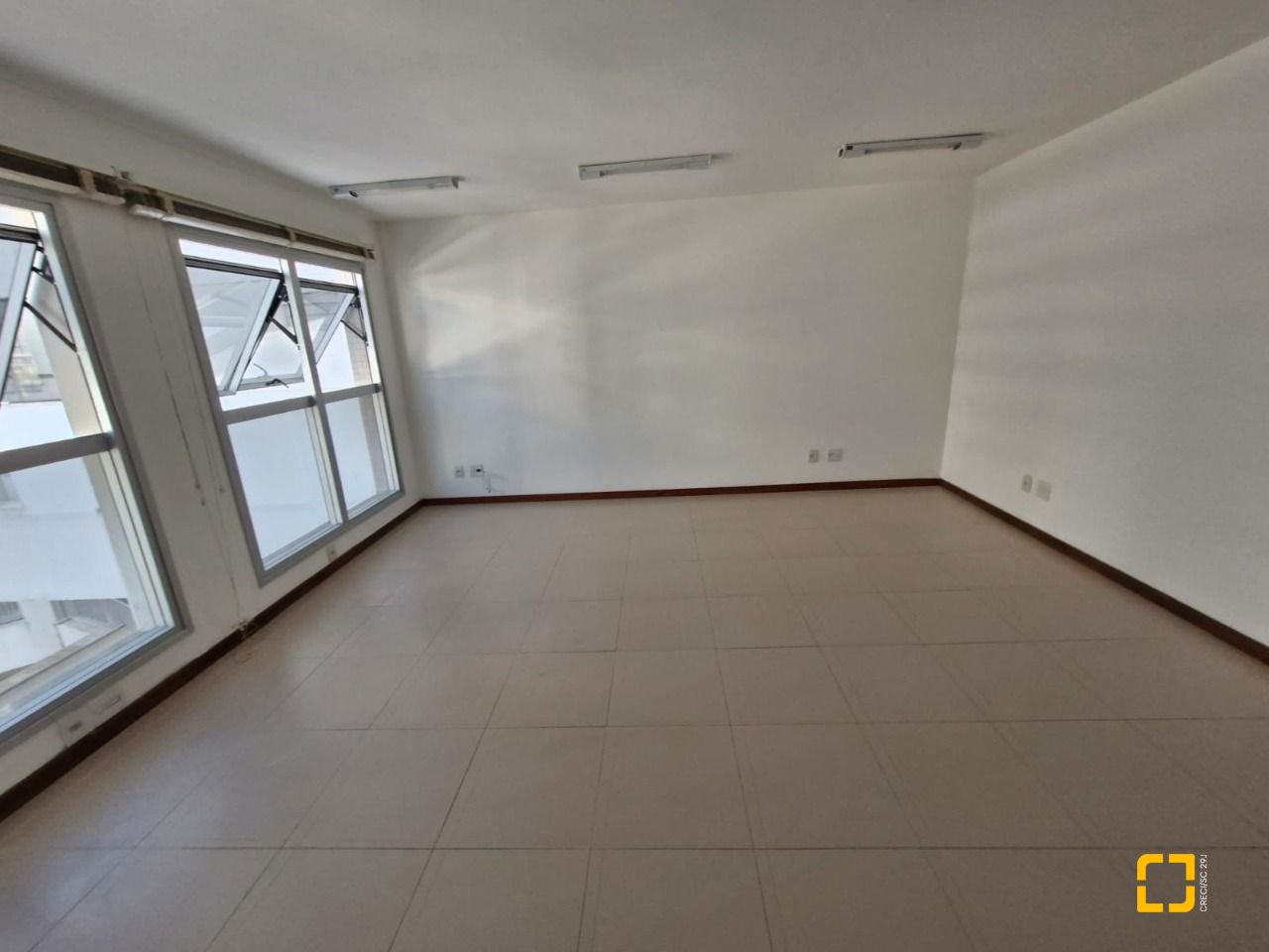 Sala com 31m², 1 garagem, no bairro Centro em Florianópolis