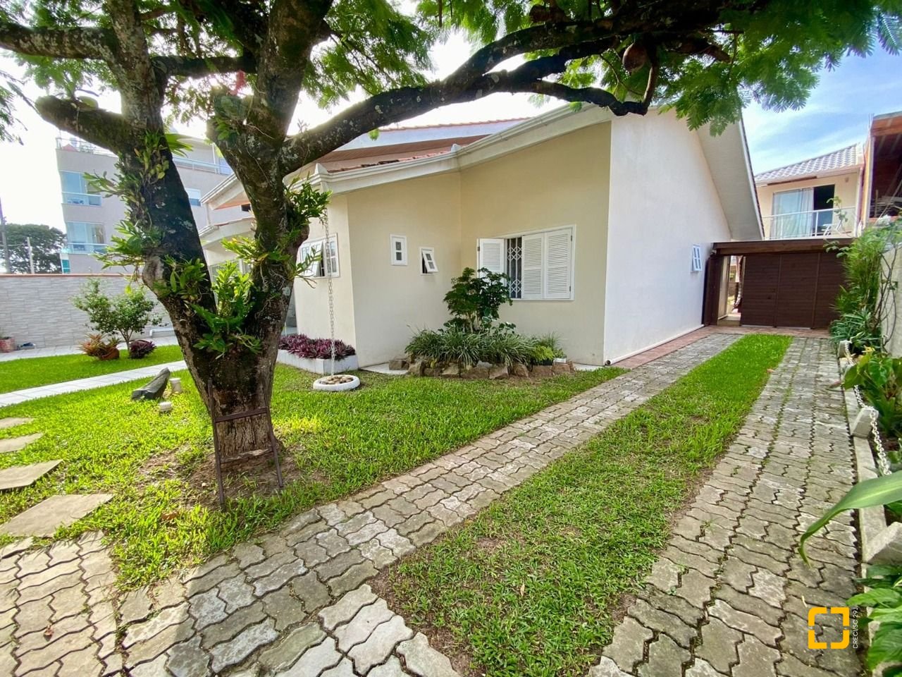 Casa com 160m², 5 quartos (sendo 1 suíte), 5 garagens, no bairro Ingleses em Florianópolis