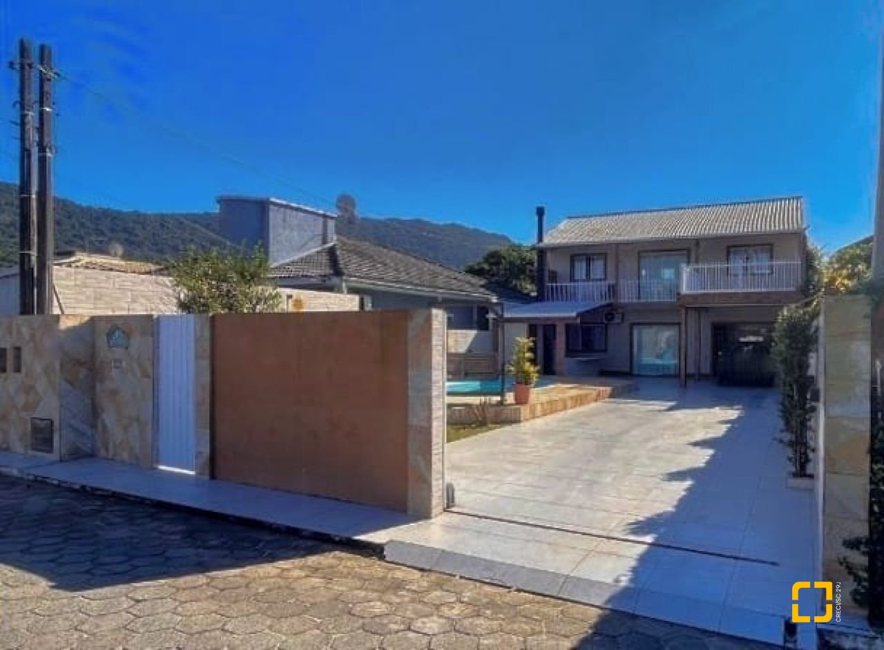 Casa com 420m², 6 quartos (sendo 3 suítes), 2 garagens, no bairro Rio Vermelho em Florianópolis