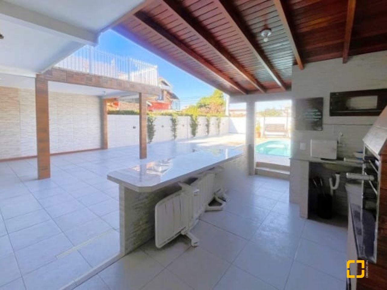 Casa com 420m², 6 quartos (sendo 3 suítes), 2 garagens, no bairro Rio Vermelho em Florianópolis