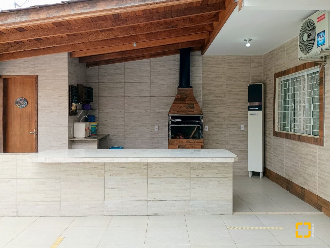 Casa com 420m², 6 quartos (sendo 3 suítes), 2 garagens, no bairro Rio Vermelho em Florianópolis