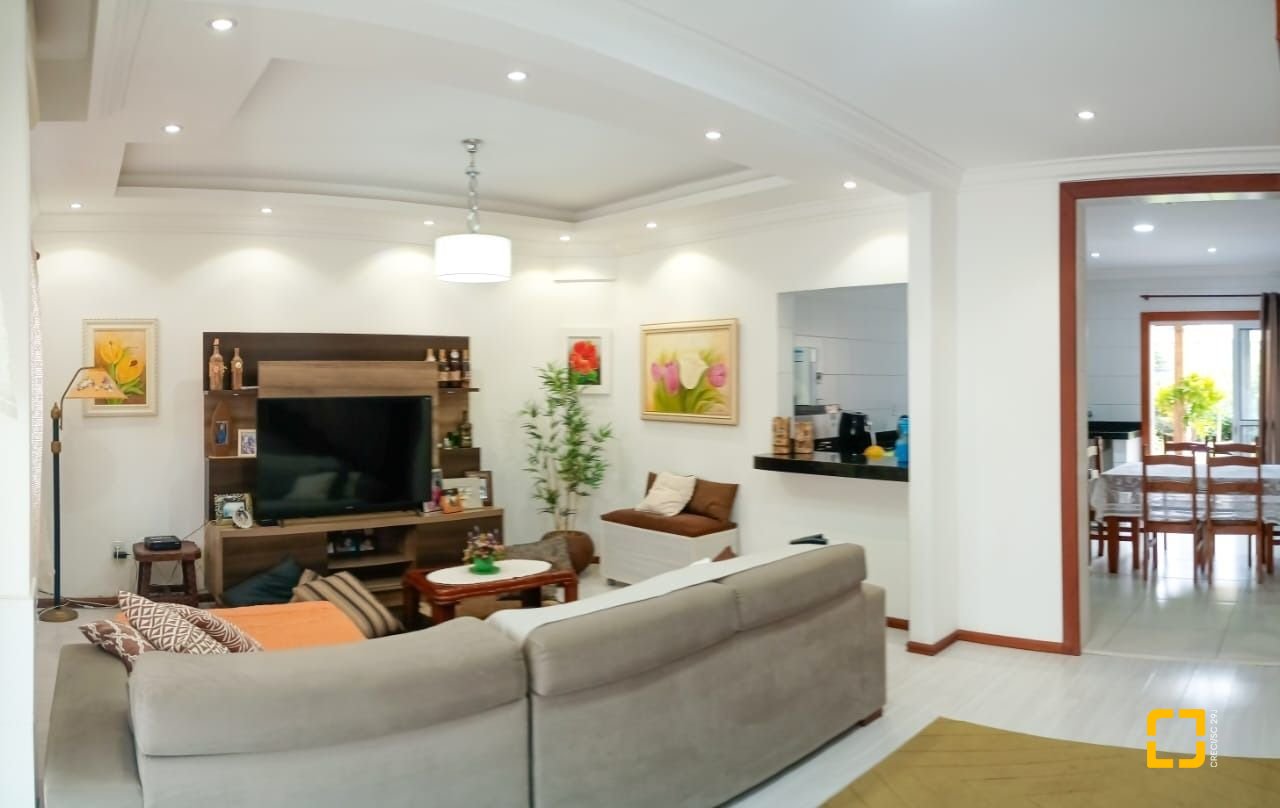 Casa com 420m², 6 quartos (sendo 3 suítes), 2 garagens, no bairro Rio Vermelho em Florianópolis