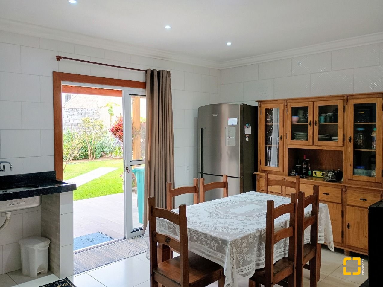 Casa com 420m², 6 quartos (sendo 3 suítes), 2 garagens, no bairro Rio Vermelho em Florianópolis