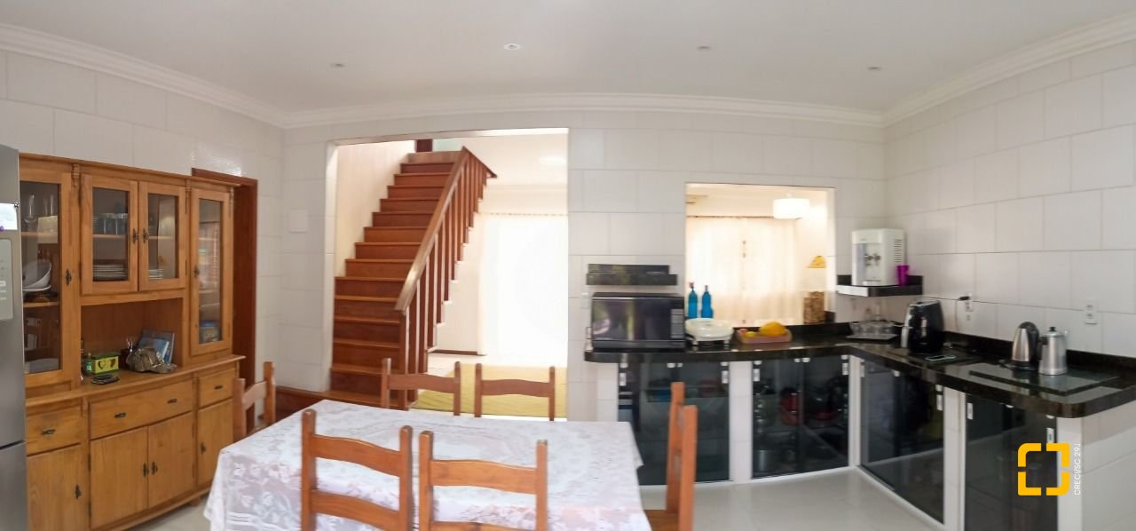 Casa com 420m², 6 quartos (sendo 3 suítes), 2 garagens, no bairro Rio Vermelho em Florianópolis