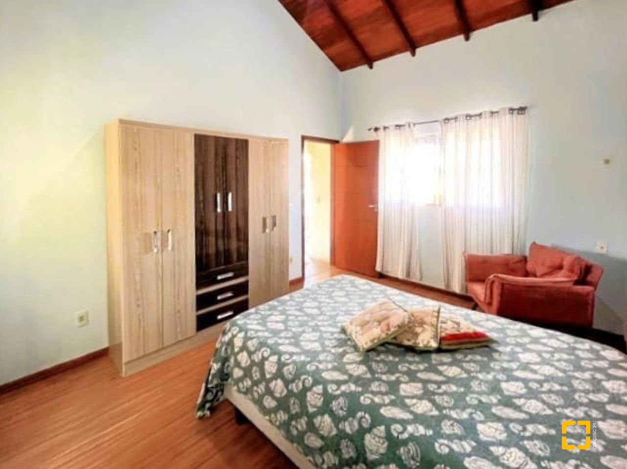 Casa com 420m², 6 quartos (sendo 3 suítes), 2 garagens, no bairro Rio Vermelho em Florianópolis