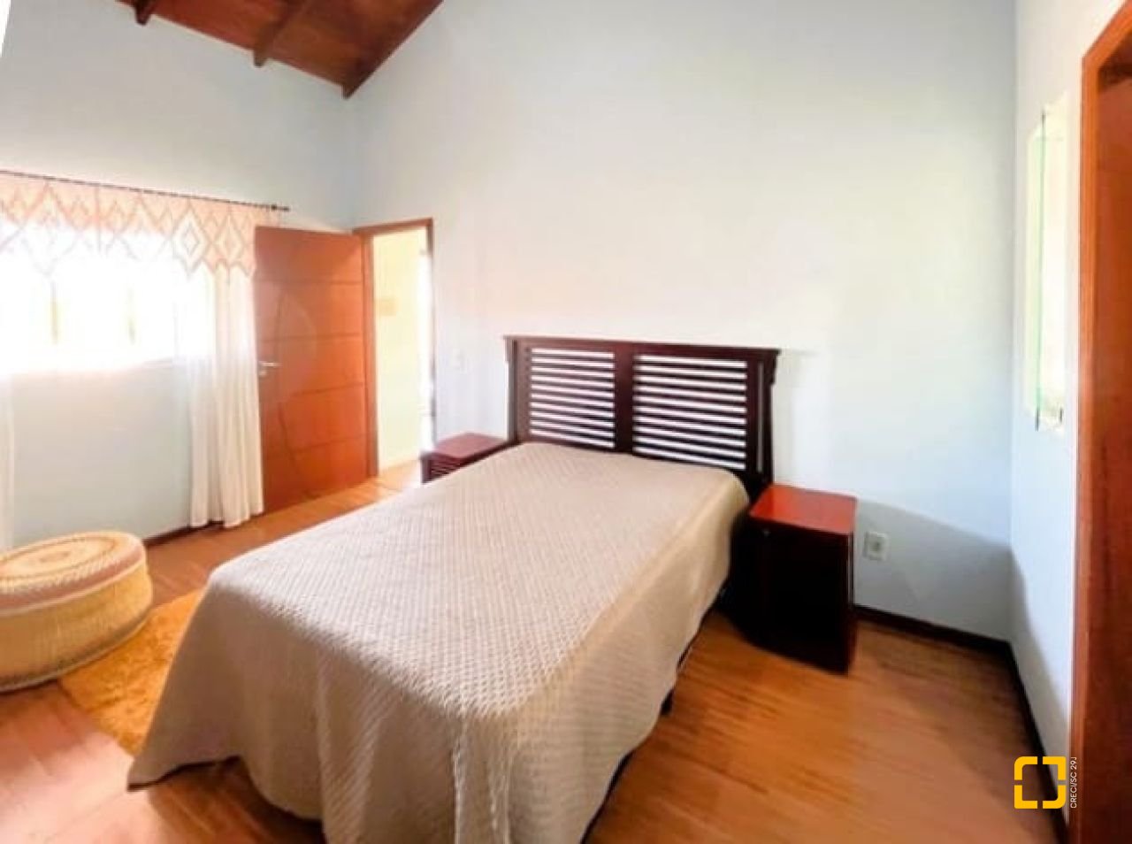 Casa com 420m², 6 quartos (sendo 3 suítes), 2 garagens, no bairro Rio Vermelho em Florianópolis