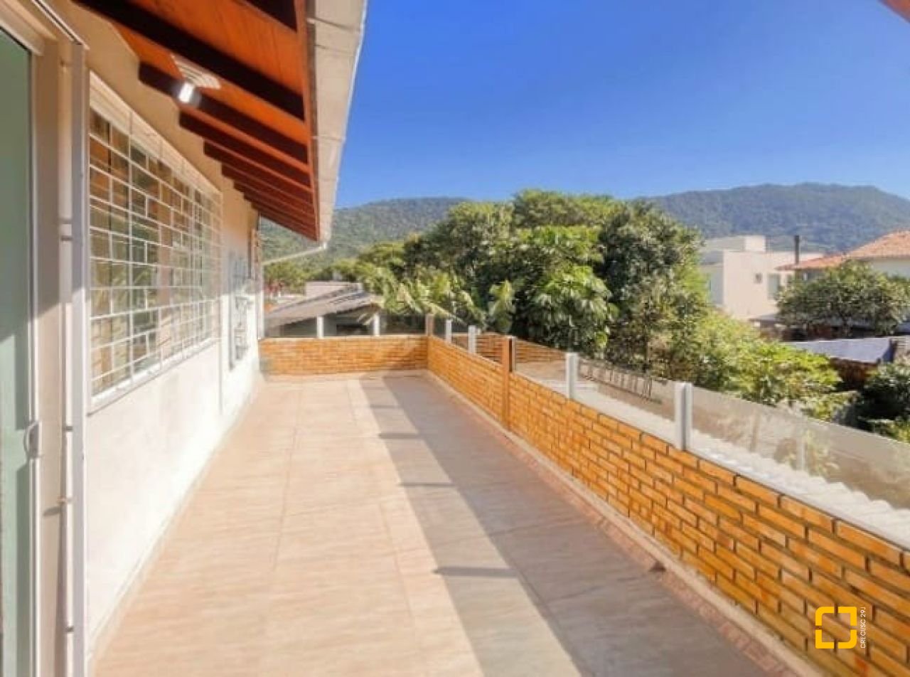 Casa com 420m², 6 quartos (sendo 3 suítes), 2 garagens, no bairro Rio Vermelho em Florianópolis