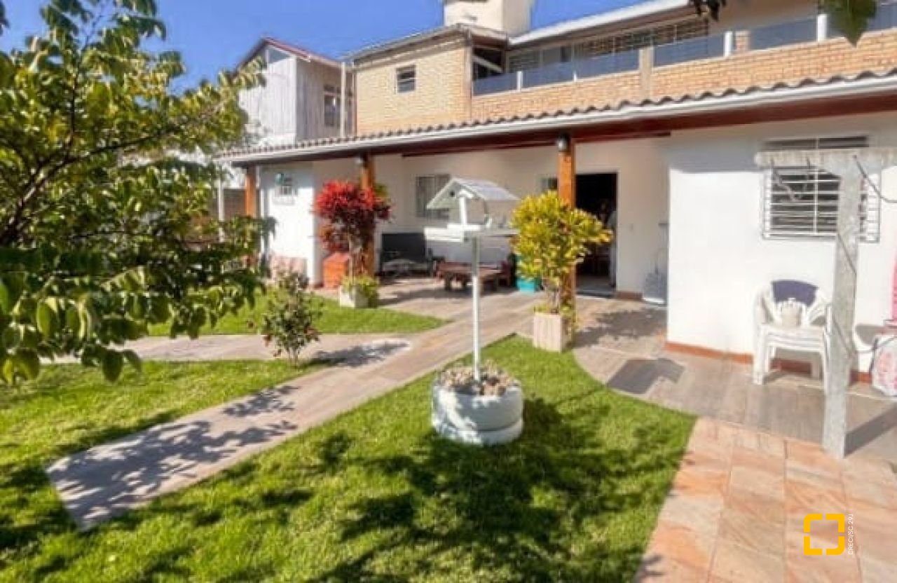 Casa com 420m², 6 quartos (sendo 3 suítes), 2 garagens, no bairro Rio Vermelho em Florianópolis