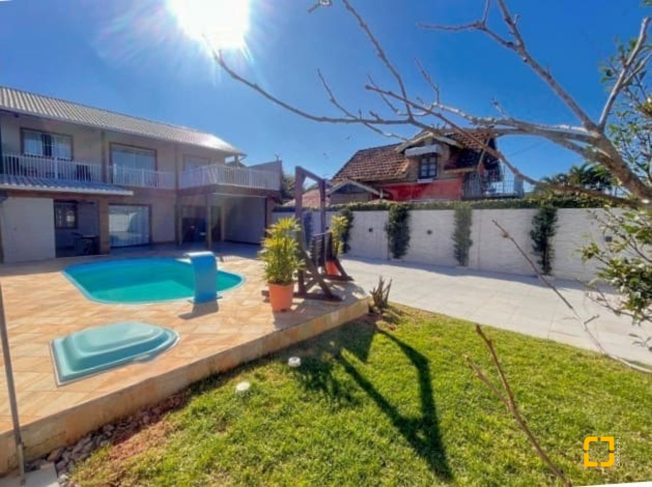 Casa com 420m², 6 quartos (sendo 3 suítes), 2 garagens, no bairro Rio Vermelho em Florianópolis