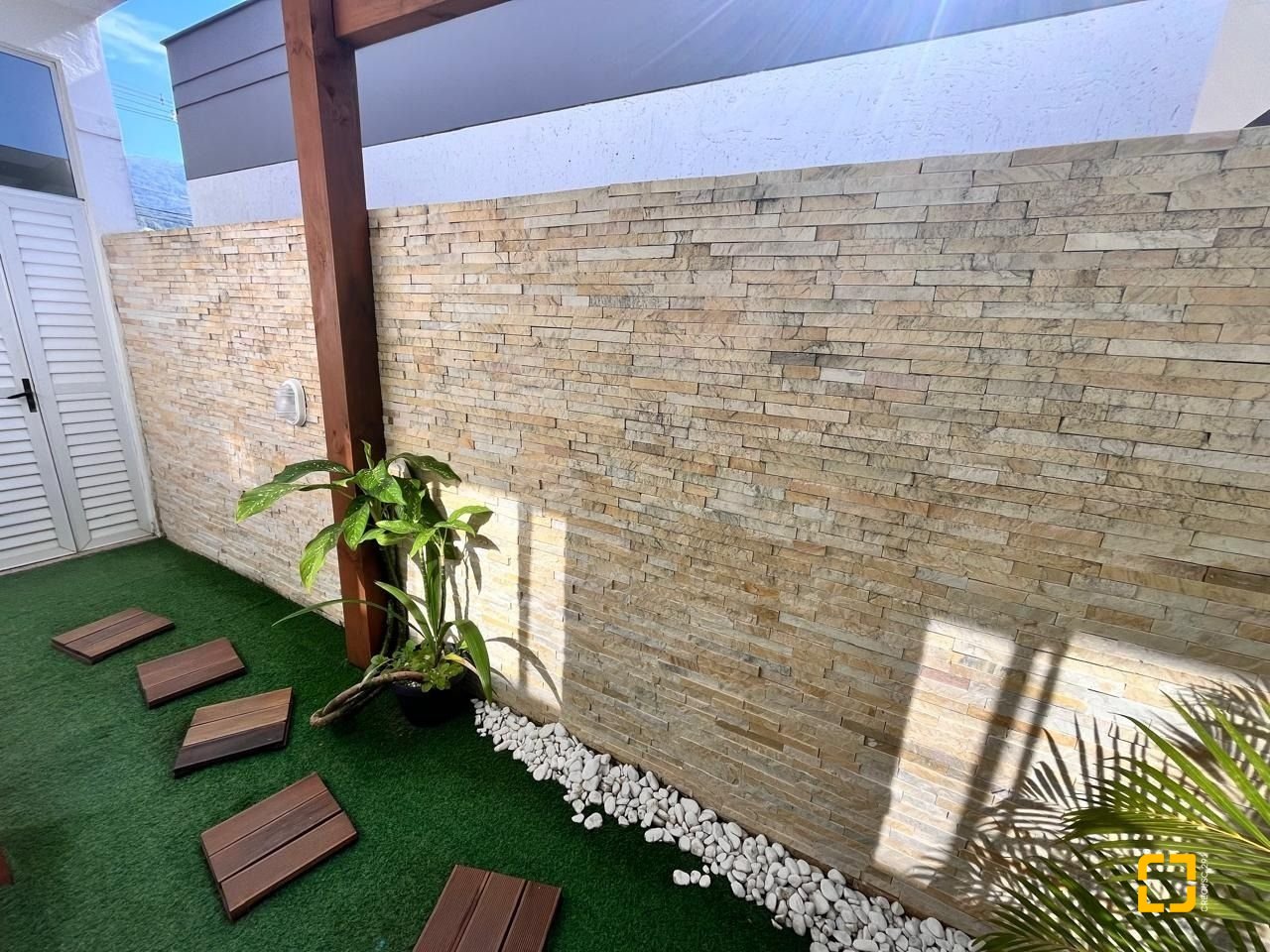 Casa com 140m², 4 quartos (sendo 1 suíte), 2 garagens, no bairro Pedra Branca em Palhoça