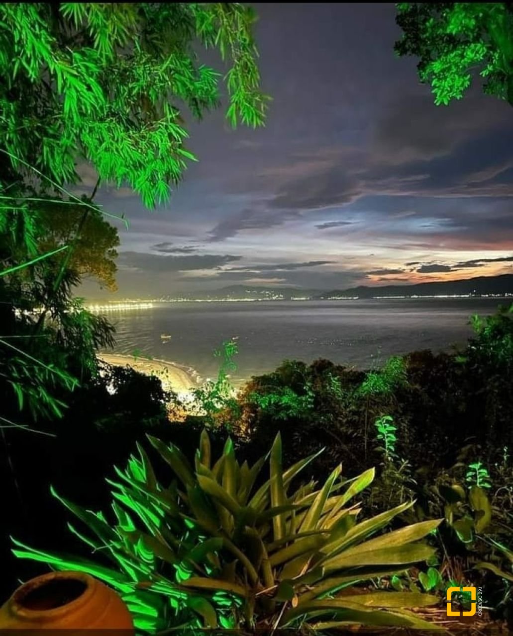 Casa Comercial com 226m², 4 garagens, no bairro Jurerê em Florianópolis