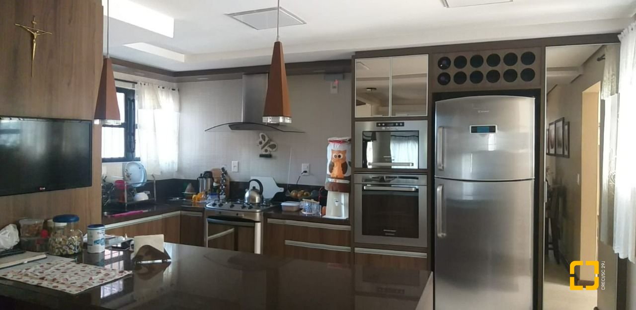 Casa com 309m², 6 quartos (sendo 3 suítes), 4 garagens, no bairro João Paulo em Florianópolis