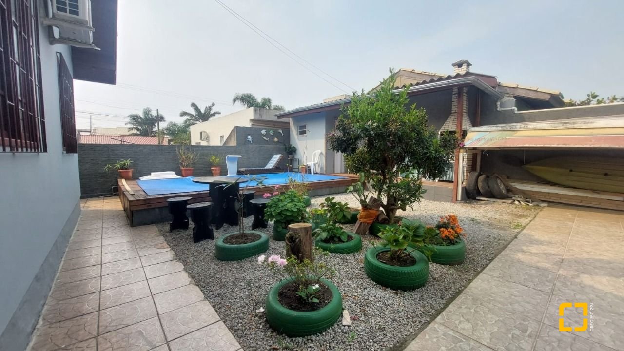 Casa com 104m², 3 quartos, 3 garagens, no bairro Ingleses em Florianópolis