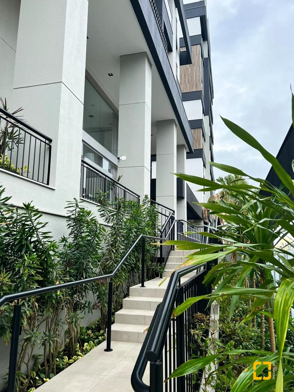 Apartamento com 77m², 4 quartos (sendo 2 suítes), 2 garagens, no bairro Estreito em Florianópolis