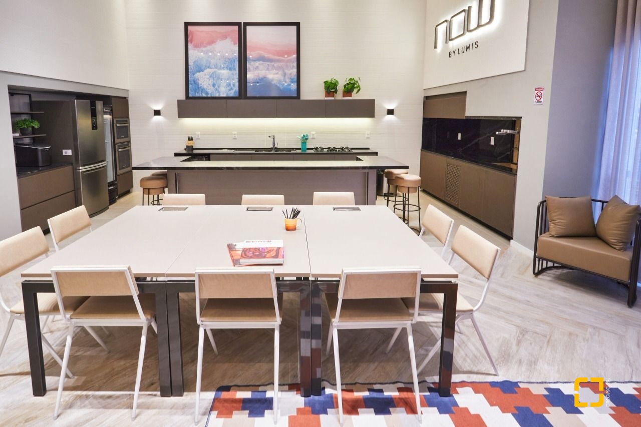 Apartamento com 77m², 4 quartos (sendo 2 suítes), 2 garagens, no bairro Estreito em Florianópolis
