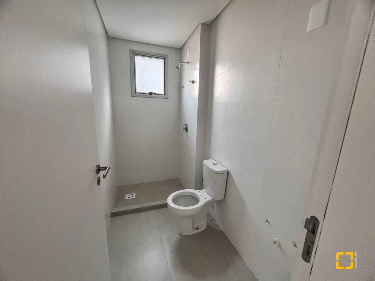 Apartamento com 77m², 4 quartos (sendo 2 suítes), 2 garagens, no bairro Estreito em Florianópolis