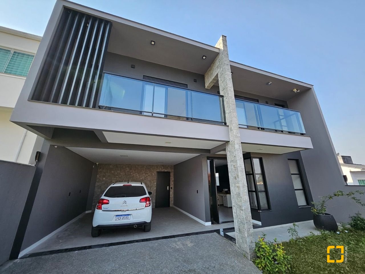 Casa com 176m², 2 quartos (sendo 2 suítes), 2 garagens, no bairro Forquilhas em São José