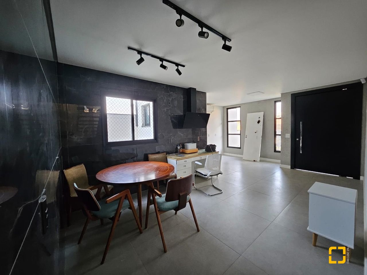 Casa com 176m², 2 quartos (sendo 2 suítes), 2 garagens, no bairro Forquilhas em São José