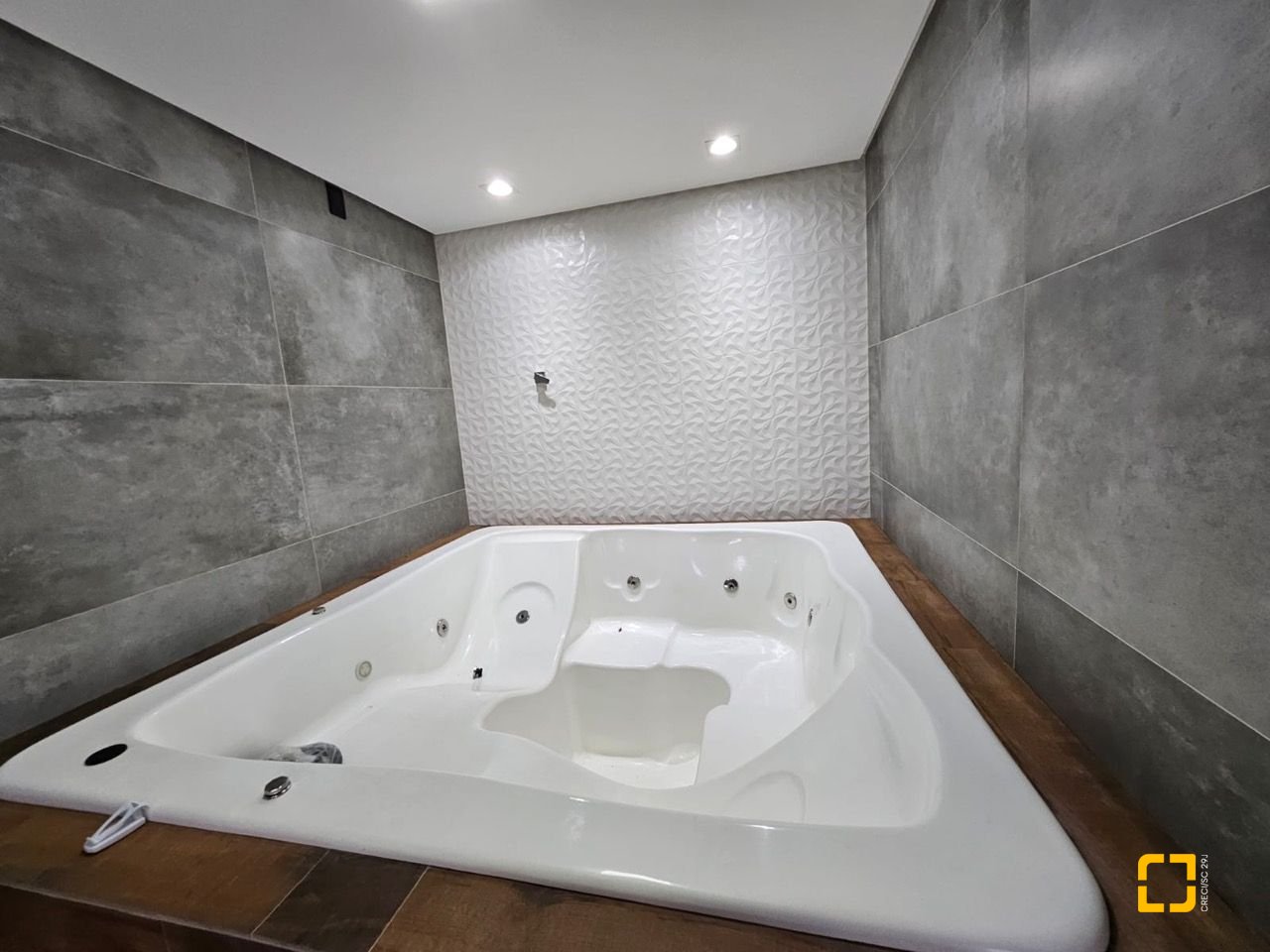 Casa com 176m², 2 quartos (sendo 2 suítes), 2 garagens, no bairro Forquilhas em São José