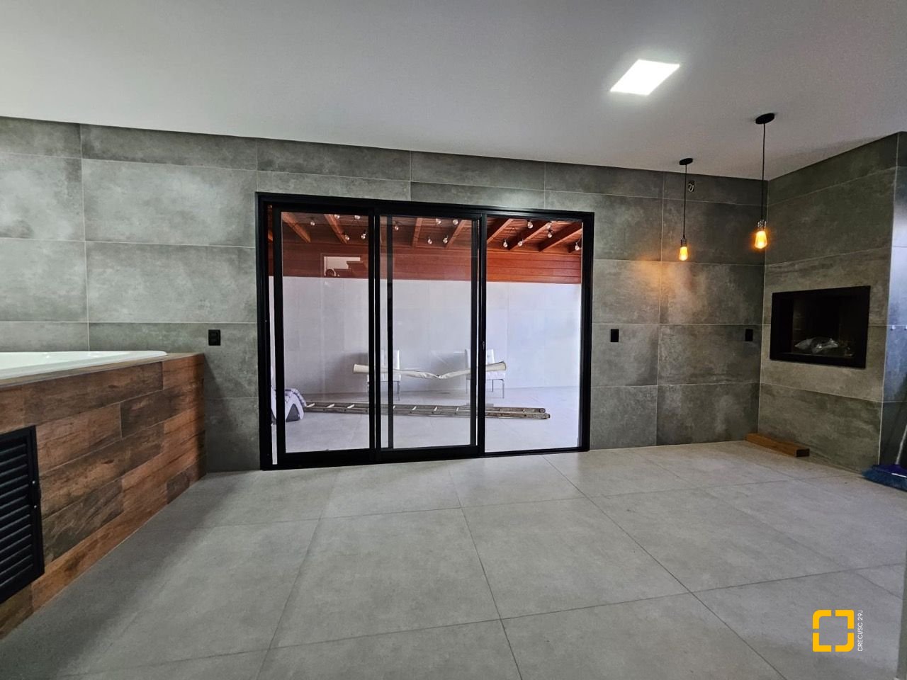 Casa com 176m², 2 quartos (sendo 2 suítes), 2 garagens, no bairro Forquilhas em São José