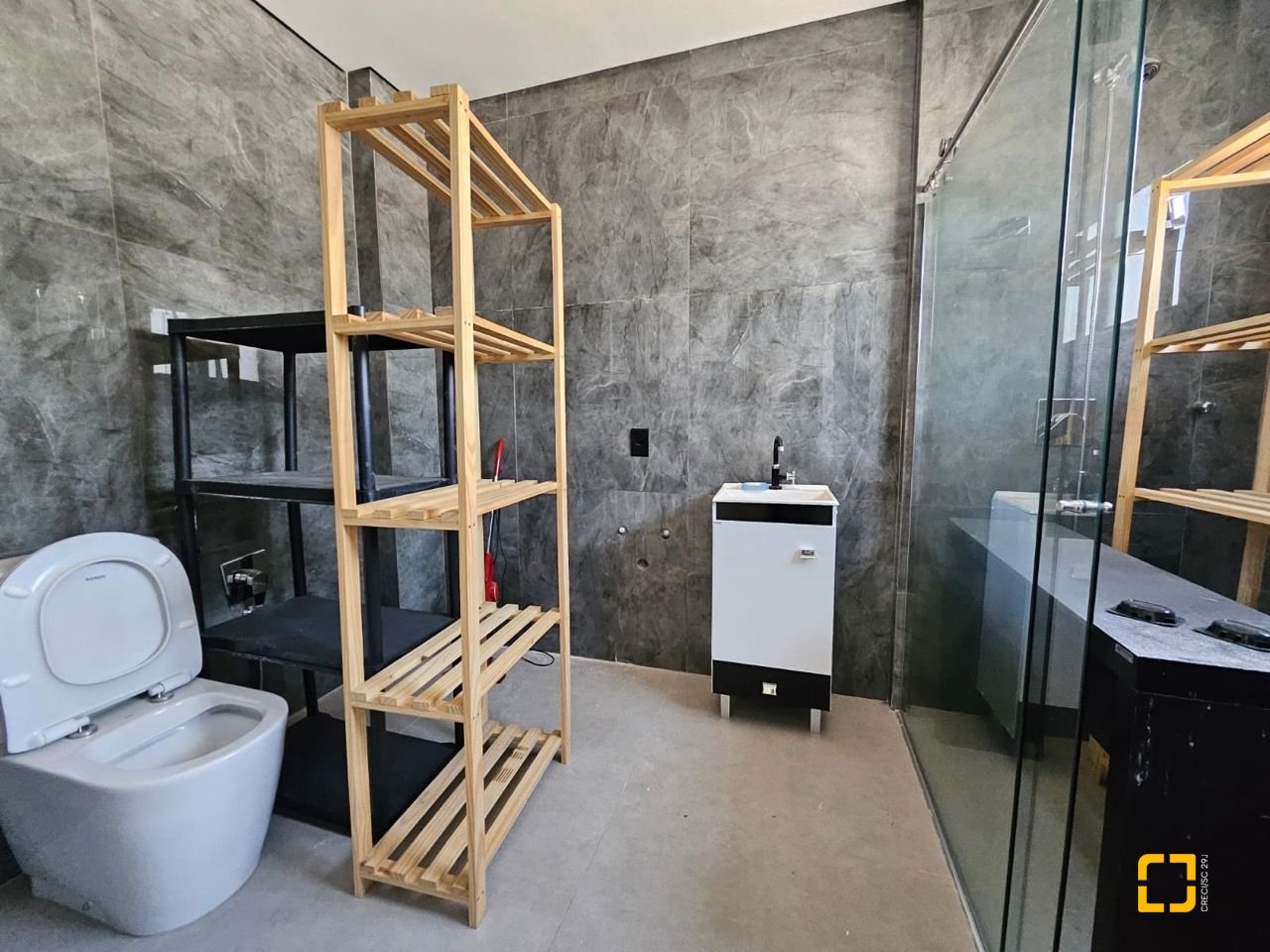 Casa com 176m², 2 quartos (sendo 2 suítes), 2 garagens, no bairro Forquilhas em São José