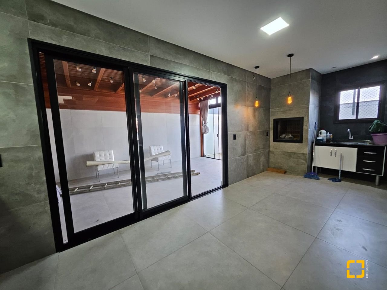 Casa com 176m², 2 quartos (sendo 2 suítes), 2 garagens, no bairro Forquilhas em São José