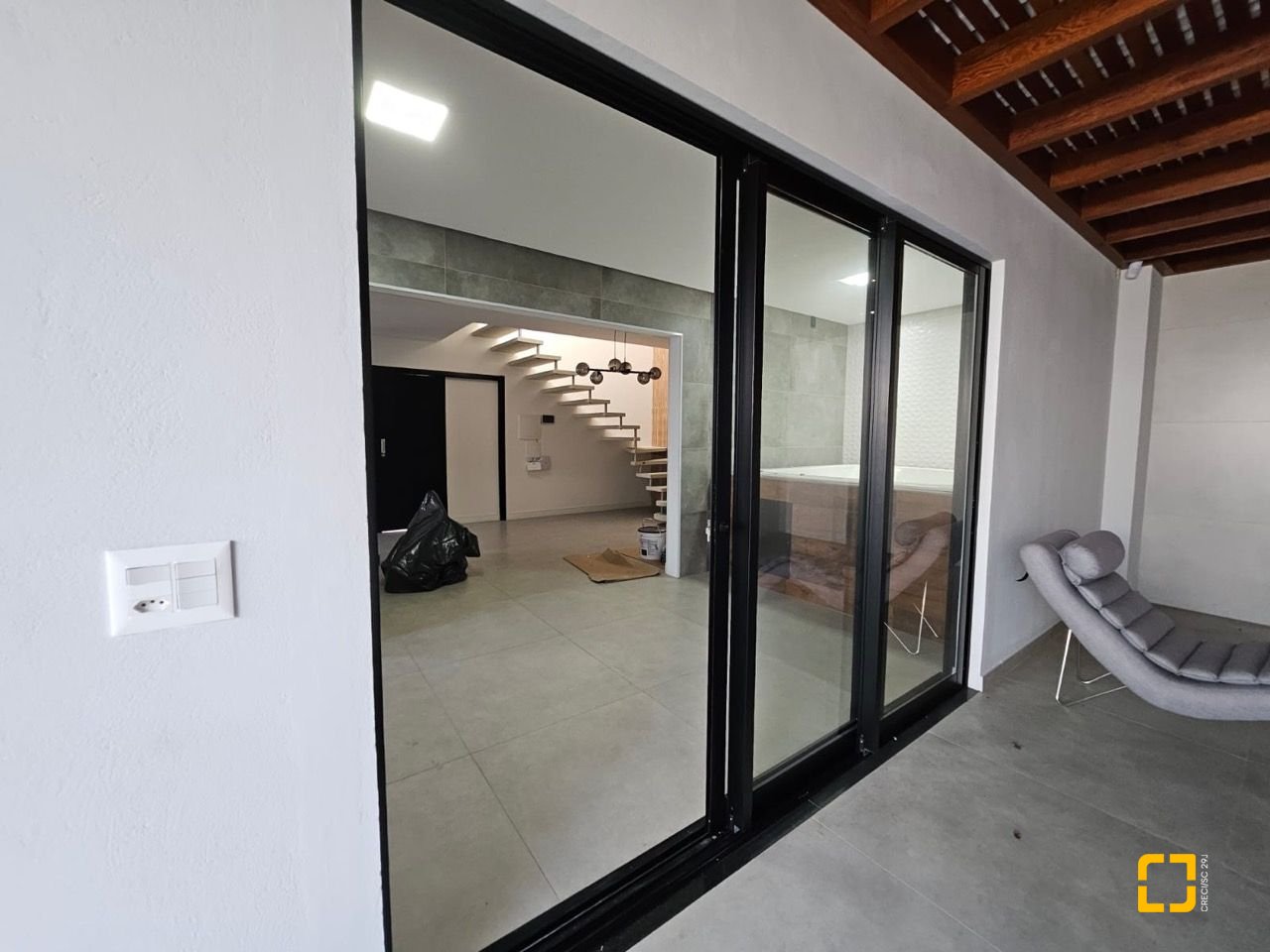 Casa com 176m², 2 quartos (sendo 2 suítes), 2 garagens, no bairro Forquilhas em São José