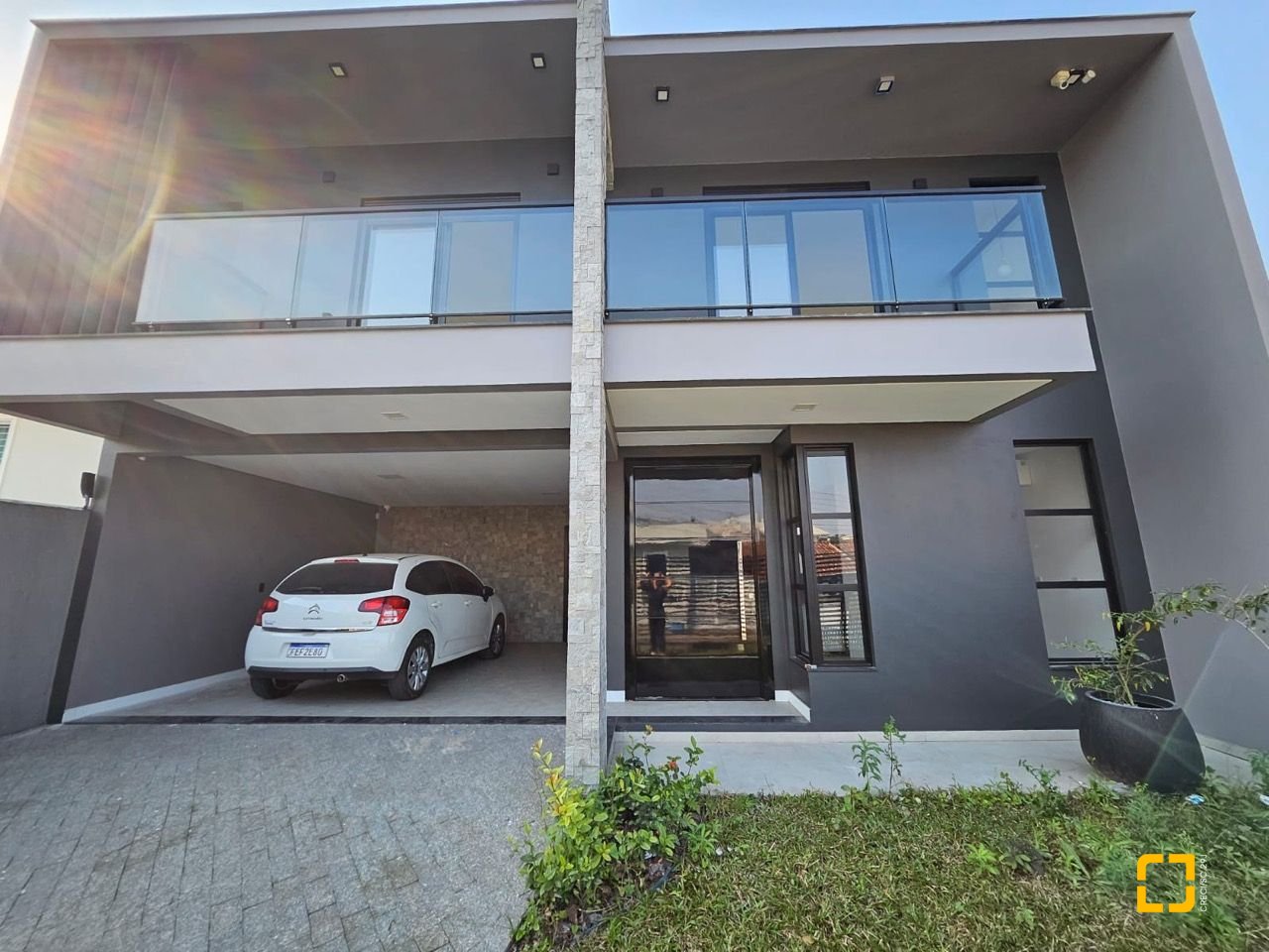Casa com 176m², 2 quartos (sendo 2 suítes), 2 garagens, no bairro Forquilhas em São José