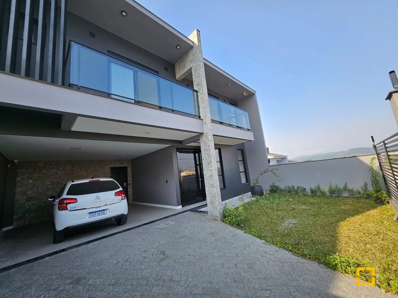 Casa com 176m², 2 quartos (sendo 2 suítes), 2 garagens, no bairro Forquilhas em São José