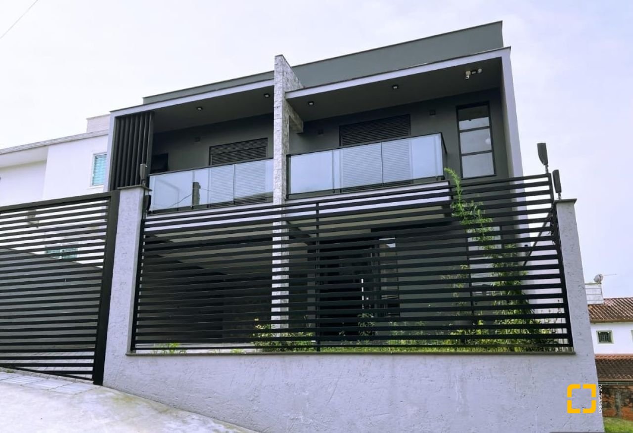 Casa com 176m², 2 quartos (sendo 2 suítes), 2 garagens, no bairro Forquilhas em São José