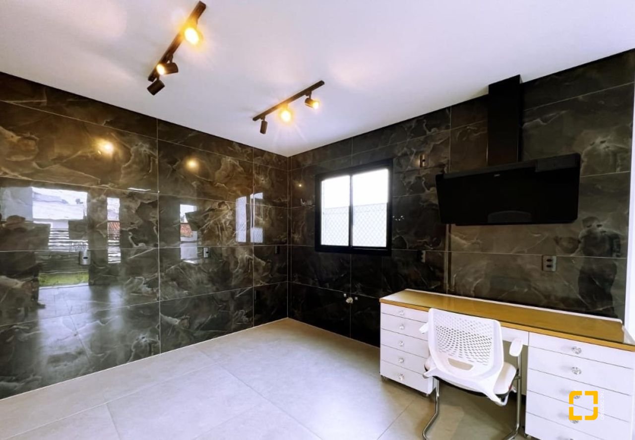 Casa com 176m², 2 quartos (sendo 2 suítes), 2 garagens, no bairro Forquilhas em São José