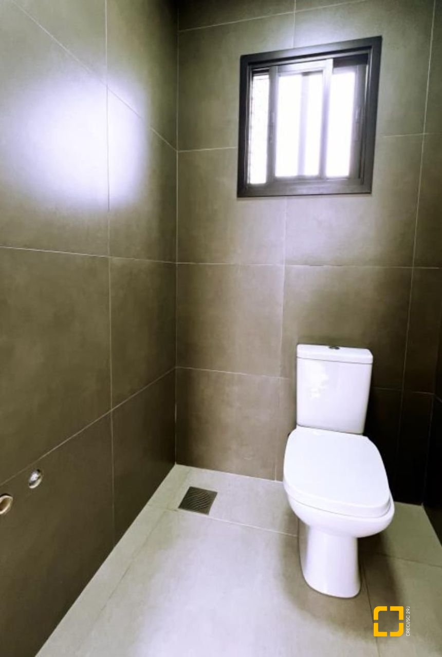 Casa com 176m², 2 quartos (sendo 2 suítes), 2 garagens, no bairro Forquilhas em São José